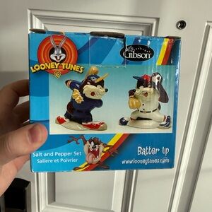 2003 Warner Bros. Looney Tunes Salt and Pepper Shaker Set - Blue and White